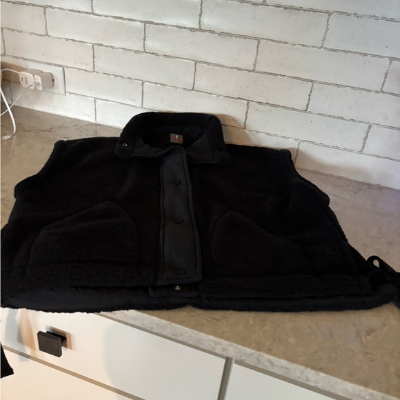 Free People Movement. Scouted Out Black Sherpa Vest. Hardly Worn! - Picture 4 of 5
